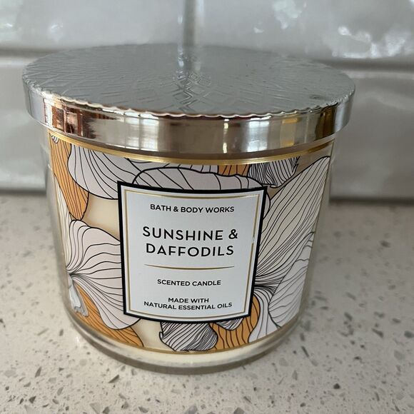 Bath & Body Works Sunshine and Daffodils Scented Candle 14.5oz Brand New - Picture 2 of 4